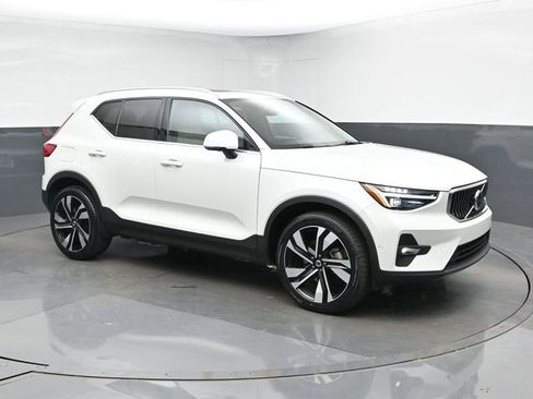 Used 2024 Volvo XC40 B5 Plus w/ Protection Package Premier AWD/4WD image 8