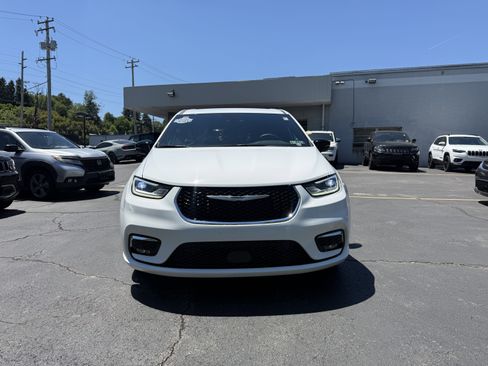 Used 2025 Chrysler Pacifica Select FWD image 2