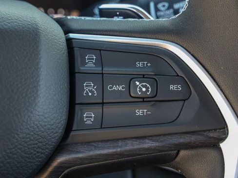 Used 2023 Jeep Grand Cherokee Limited w/ Black Appearance Package image 25