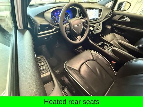 Used 2025 Chrysler Pacifica Limited image 20