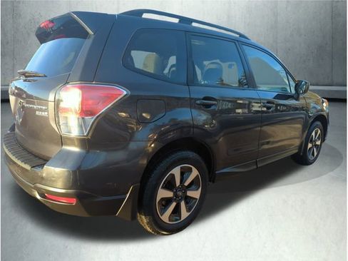 Used 2017 Subaru Forester 2.5i Premium image 6