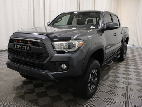 Used 2017 Toyota Tacoma TRD Off-Road w/ Tow Package (A/T) AWD/4WD image 32