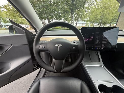 Used 2021 Tesla Model Y Long Range AWD/4WD image 10