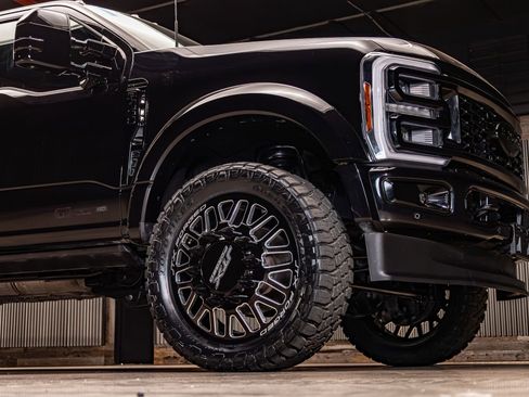 Used 2025 Ford F450 Platinum w/ FX4 Off-Road Package image 16