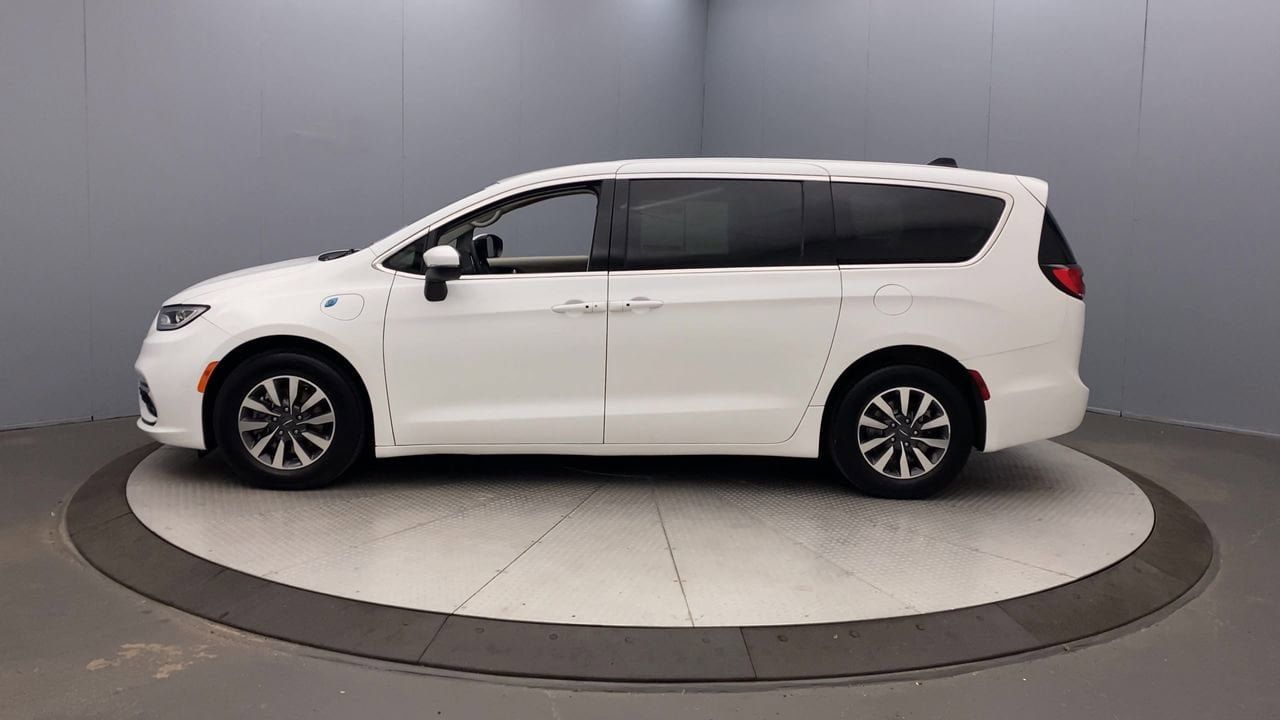 Used 2023 Chrysler Pacifica Touring-L FWD image 2