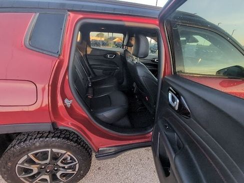 Used 2025 Jeep Compass Trailhawk AWD/4WD image 4