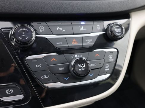 Used 2024 Chrysler Pacifica Touring-L FWD image 28