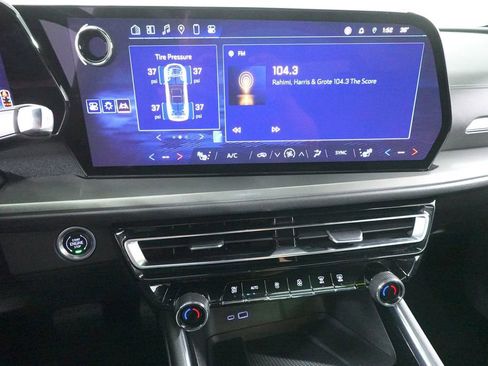 Used 2024 Chevrolet Traverse LT image 17