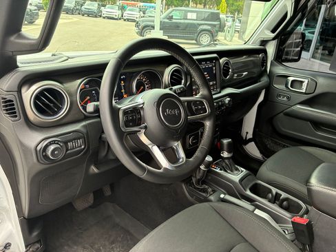 Used 2018 Jeep Wrangler Unlimited Sahara AWD/4WD image 13