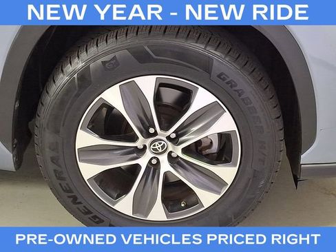 Certified 2022 Toyota Highlander XLE image 9