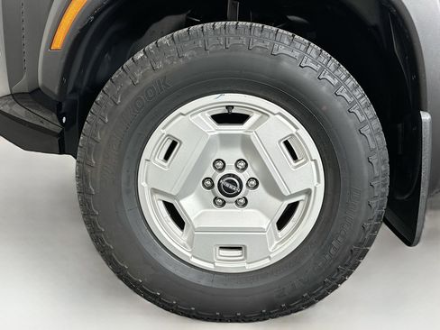 Used 2024 Nissan Frontier SV w/ Hardbody Edition AWD/4WD image 11