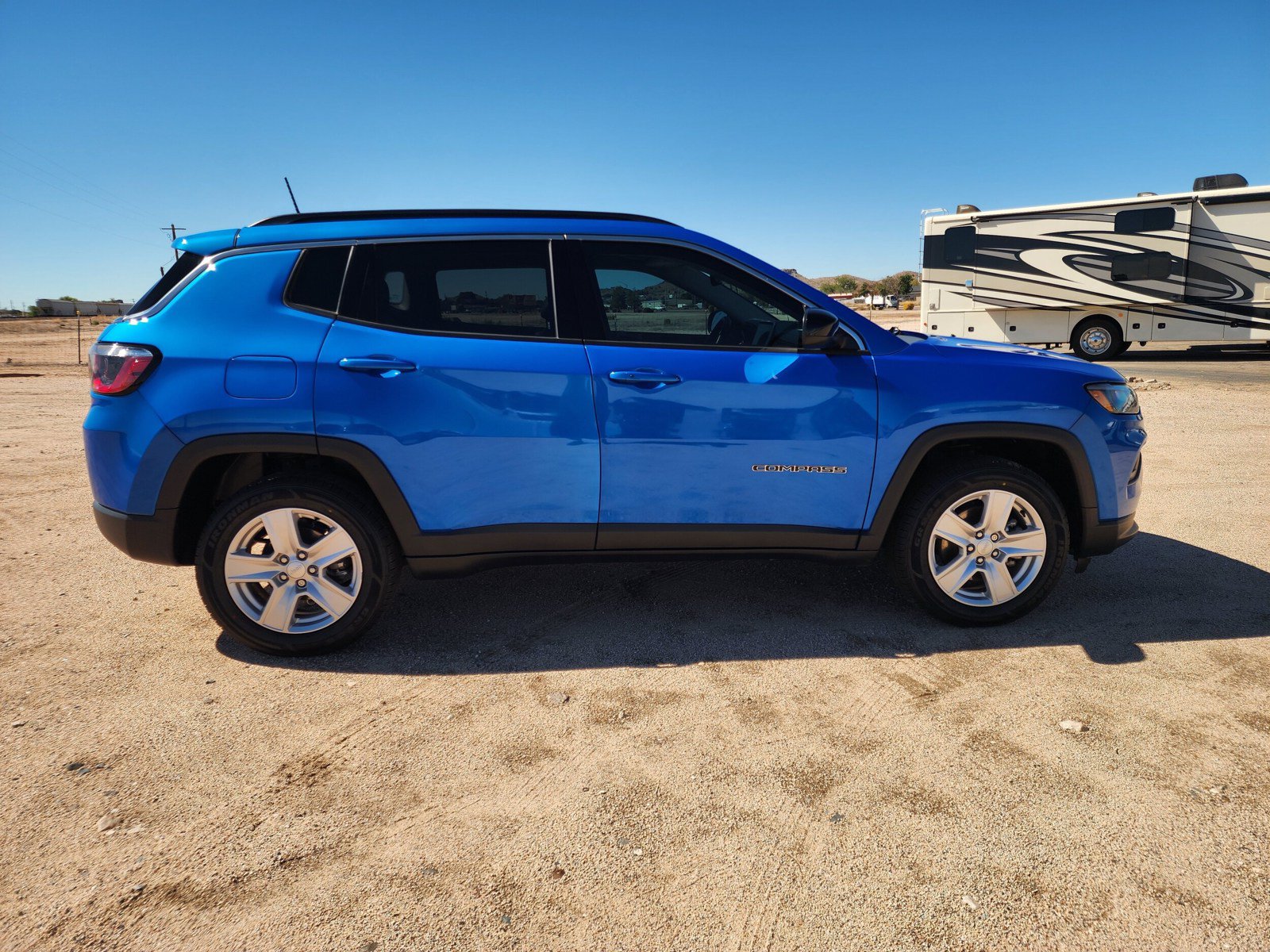 Used 2022 Jeep Compass Latitude w/ Sun and Sound Group AWD/4WD image 4