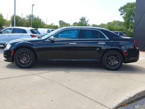Used 2017 Chrysler 300 C Platinum AWD/4WD image 8