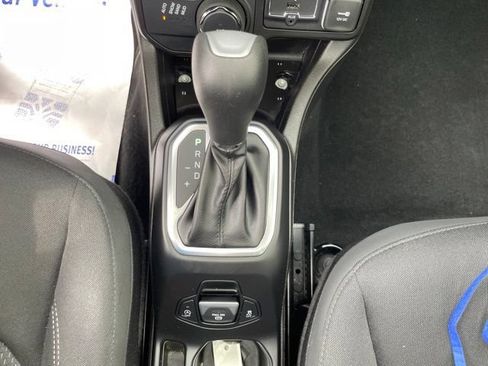 Used 2023 Jeep Renegade Altitude w/ Sun/Sound Group AWD/4WD image 13