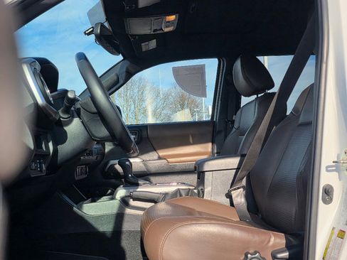 Used 2017 Toyota Tacoma Limited image 33