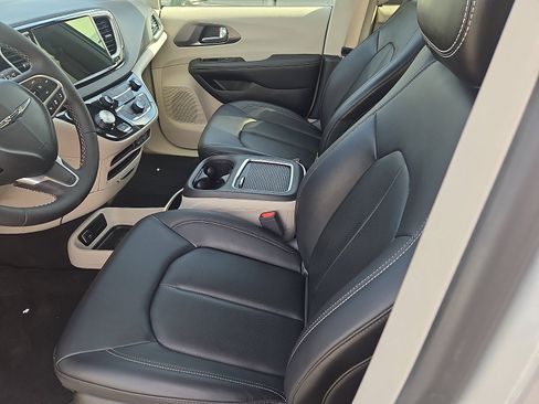Used 2024 Chrysler Pacifica Touring-L image 8