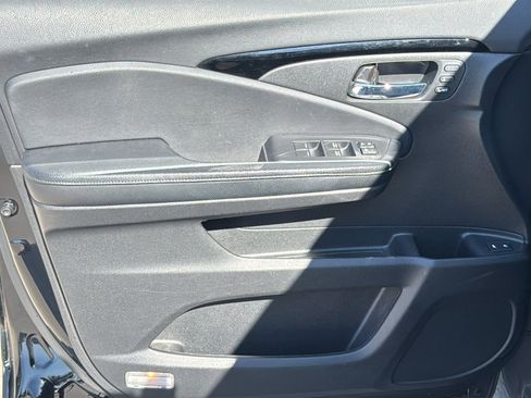 Used 2018 Honda Pilot Touring image 12