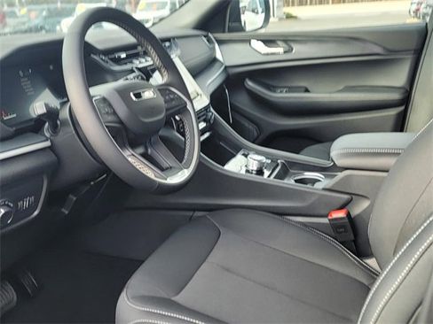 New 2025 Jeep Grand Cherokee L Laredo image 11