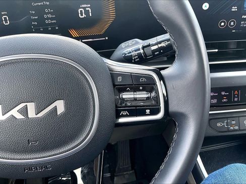 Used 2025 Kia Carnival image 23