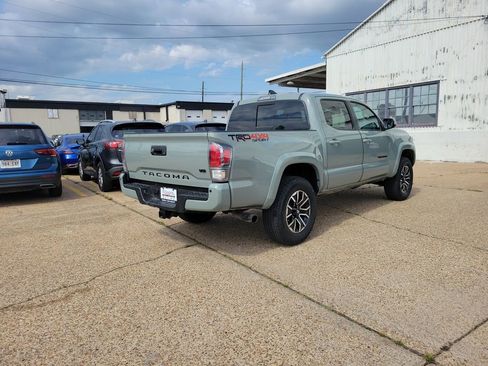 Used 2022 Toyota Tacoma TRD Sport w/ TRD Premium Sport Package AWD/4WD image 3