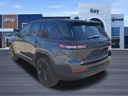 Used 2023 Jeep Grand Cherokee Altitude AWD/4WD image 2