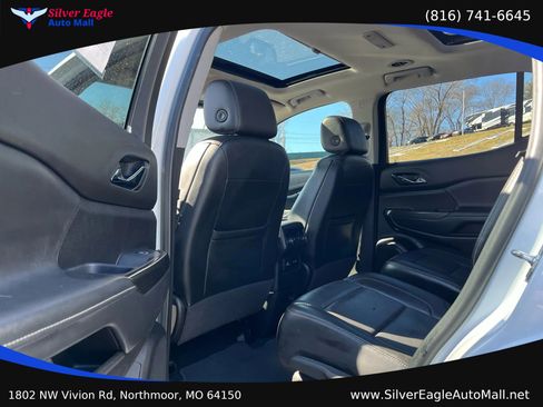 Used 2022 GMC Acadia SLT w/ Elevation Edition FWD image 10