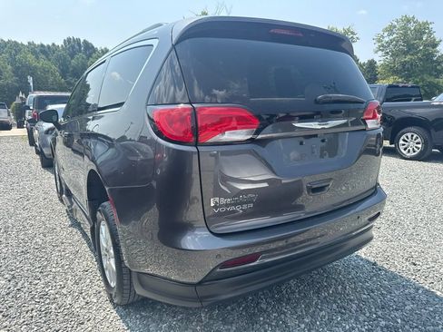 Used 2021 Chrysler Voyager Lxi w/ Cold Weather Group FWD image 6