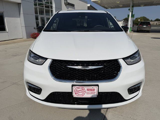 Used 2026 Chrysler Pacifica Limited FWD image 3
