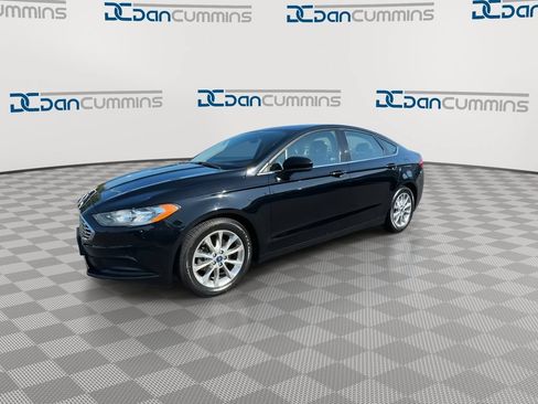 Used 2017 Ford Fusion SE w/ Fusion SE Technology Package FWD image 4