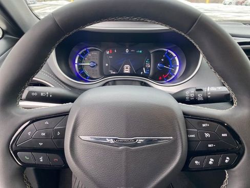 Used 2024 Chrysler Pacifica Select image 8