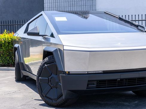 Used 2024 Tesla Cybertruck AWD Crew Cab image 12