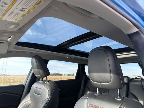 Used 2020 Jeep Cherokee Trailhawk w/ Comfort & Convenience Group image 5