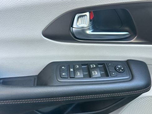 Used 2019 Chrysler Pacifica Touring Plus w/ Tire & Wheel Group FWD image 11