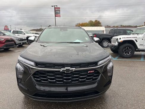 Used 2025 Chevrolet Trax RS w/ Sunroof Package image 2