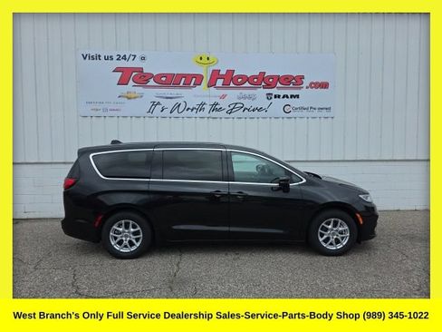 Used 2023 Chrysler Pacifica Touring-L FWD image 1