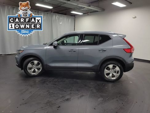 Used 2022 Volvo XC40 T4 Momentum FWD image 5