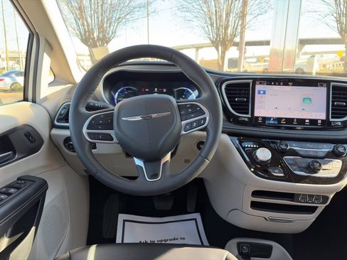 Used 2023 Chrysler Pacifica Touring-L image 16