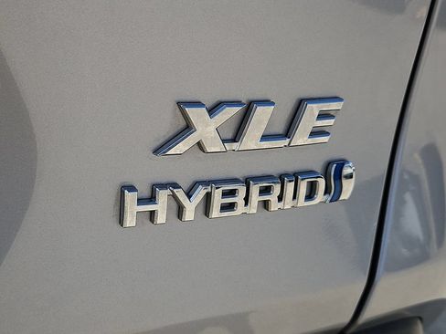 Used 2022 Toyota RAV4 XLE Premium AWD/4WD image 9