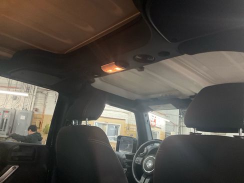 Used 2017 Jeep Wrangler Unlimited Rubicon w/ Cold Weather Group image 16