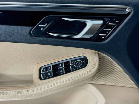 Certified 2025 Porsche Macan AWD/4WD image 11