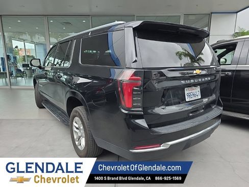 Used 2025 Chevrolet Suburban LT RWD image 3