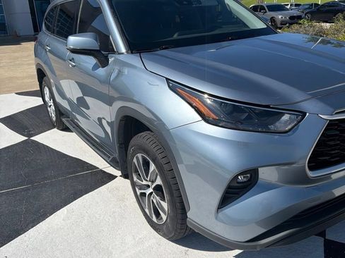 Used 2022 Toyota Highlander XLE AWD/4WD image 2