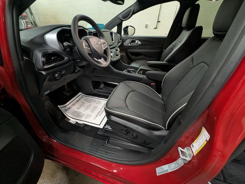 New 2026 Chrysler Pacifica Limited image 22