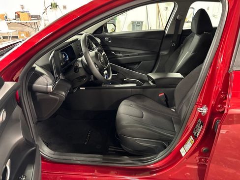 Certified 2025 Hyundai Elantra SE FWD image 25