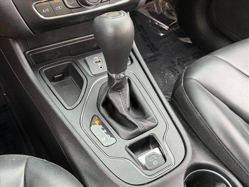 Used 2019 Jeep Cherokee Latitude Plus w/ Comfort/Convenience Group FWD image 12