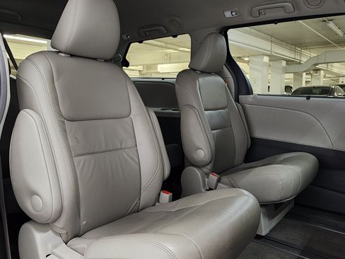 Used 2017 Toyota Sienna XLE Premium AWD/4WD image 21
