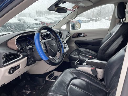 Used 2018 Chrysler Pacifica Touring-L image 11