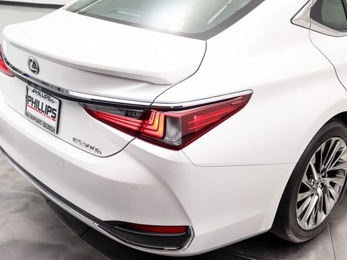 Used 2024 Lexus ES 300h w/ Luxury Package FWD image 13