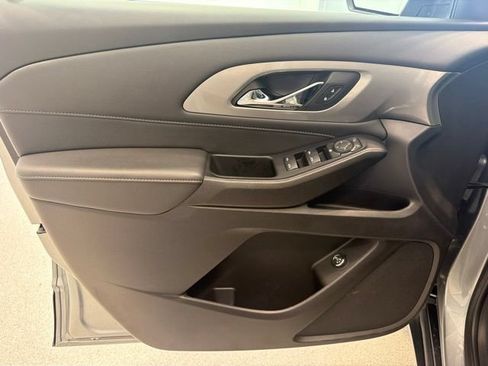 Used 2023 Chevrolet Traverse LT FWD image 18