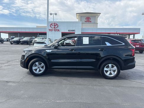Used 2023 Kia Sorento LX image 4